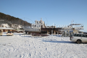 loď na břehu Bajkalu