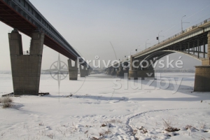 Mosty přes řeku Ob. Vlevo most pro metro, vpravo silniční.